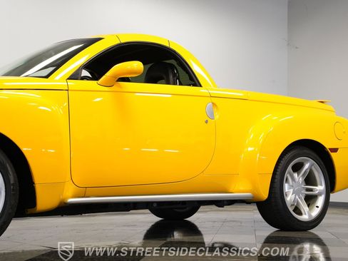 Used 2004 Chevrolet SSR w/ Preferred Equipment Group RWD image 23