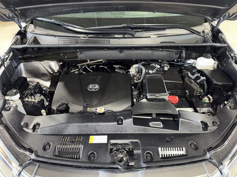 Used 2019 Toyota Highlander Limited w/ Phone Cable & Charge Package image 36