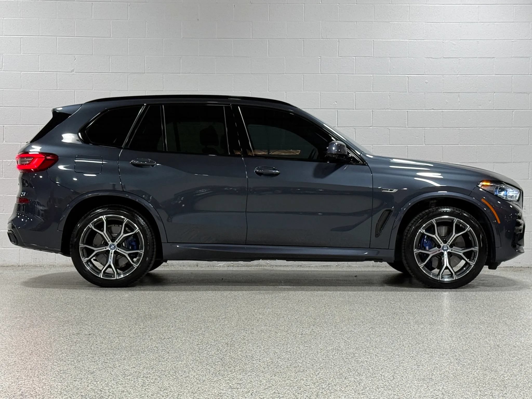 Used 2022 BMW X5 xDrive45e w/ M Sport Package AWD/4WD image 5