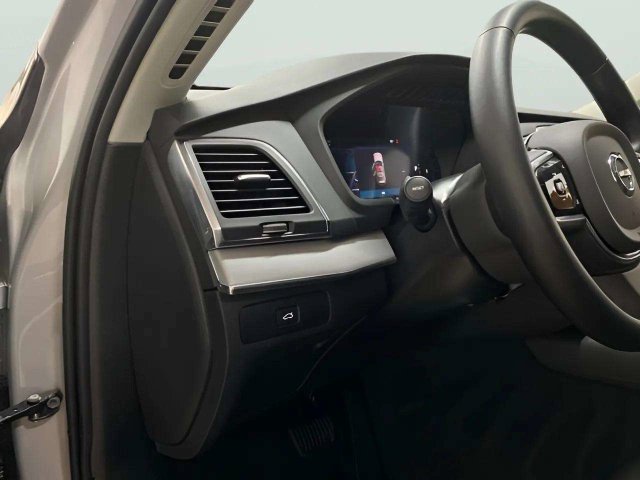 Used 2025 Volvo XC90 B5 Core AWD/4WD image 18