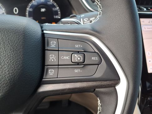 New 2025 Jeep Grand Cherokee Limited w/ MOPAR Finishing Package AWD/4WD image 15
