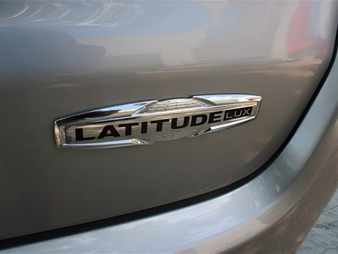 Used 2022 Jeep Compass Latitude image 9