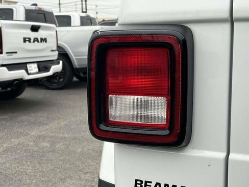 Used 2022 Jeep Wrangler Unlimited Sahara w/ Cold Weather Group image 10