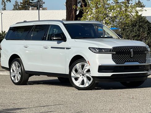Certified 2025 Lincoln Navigator L Reserve image 2
