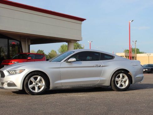 Used 2017 Ford Mustang Coupe RWD image 6