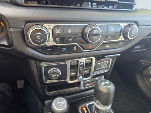 Used 2024 Jeep Wrangler Sahara image 30