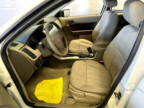Used 2010 Ford Focus SE image 25