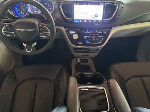 Used 2024 Chrysler Pacifica Touring-L FWD image 13