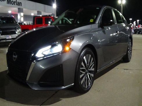 Used 2024 Nissan Altima 2.5 SV image 2