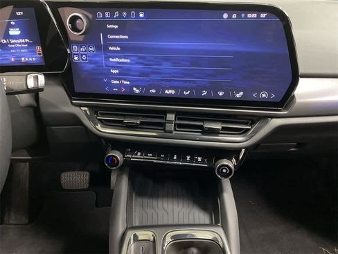 Used 2024 Chevrolet Equinox EV RS image 24