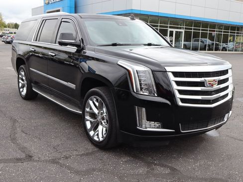 Used 2016 Cadillac Escalade ESV Luxury RWD image 2