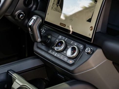 New 2026 Land Rover Defender 130 X-Dynamic SE AWD/4WD image 32