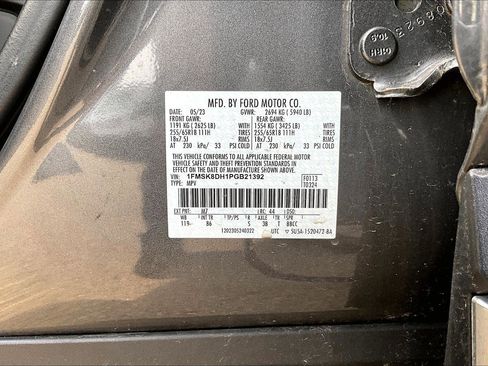 Used 2023 Ford Explorer XLT AWD/4WD image 3