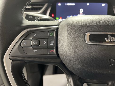 Used 2024 Jeep Grand Cherokee Laredo image 18