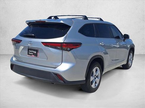 Used 2023 Toyota Highlander LE FWD image 5