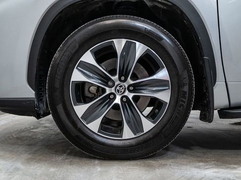 Certified 2024 Toyota Highlander XLE image 8