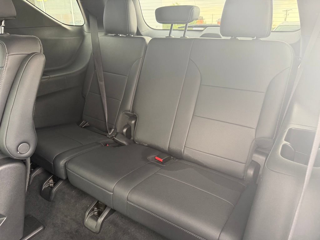 Used 2025 Chevrolet Traverse LT FWD image 12