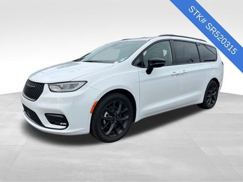 Used 2025 Chrysler Pacifica Limited image 3