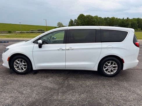 Used 2022 Chrysler Voyager LX FWD image 16