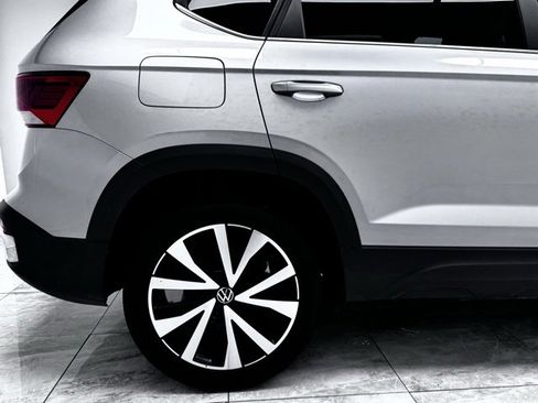 Used 2024 Volkswagen Taos SE image 12