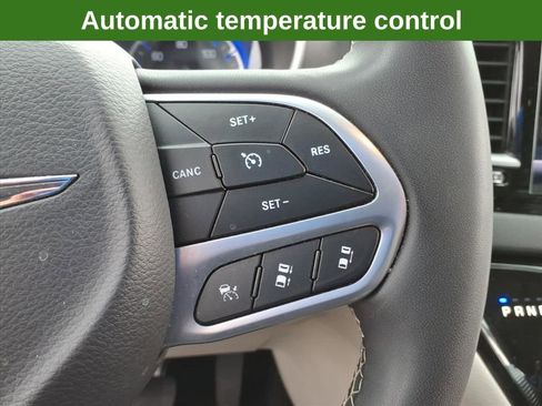 Used 2023 Chrysler Pacifica Touring-L FWD image 27
