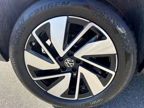 Used 2025 Volkswagen Atlas SE image 11