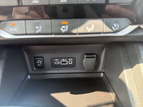 Used 2025 Nissan Sentra SV FWD image 28