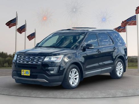 Used 2017 Ford Explorer XLT FWD image 3
