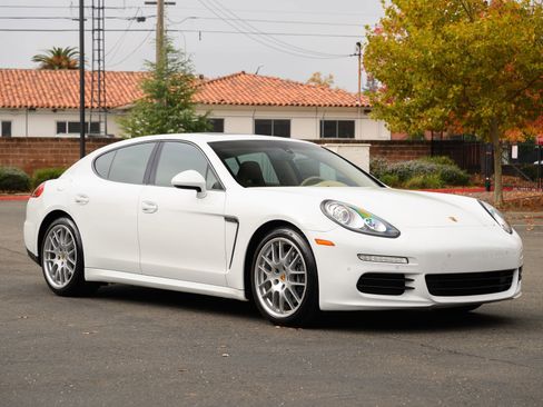 Used 2015 Porsche Panamera 4 image 1