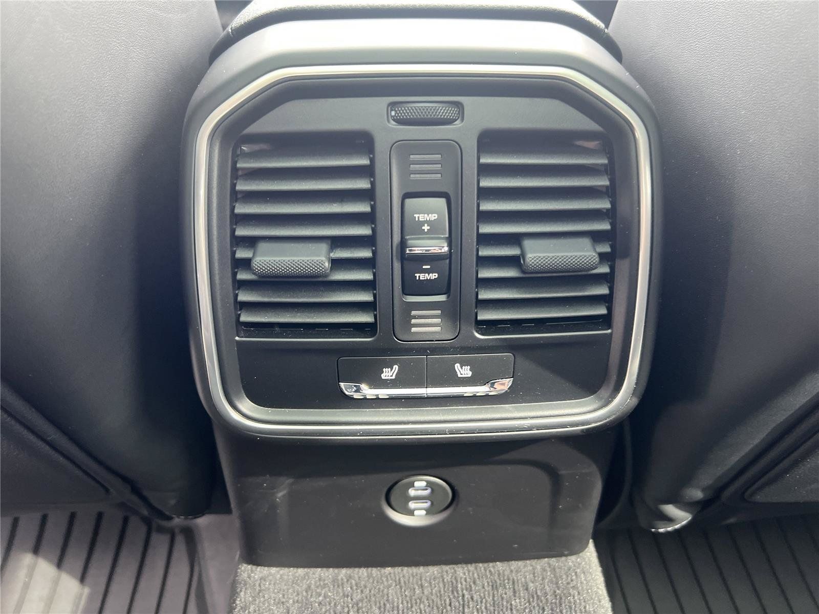 Used 2024 Porsche Macan AWD/4WD image 28