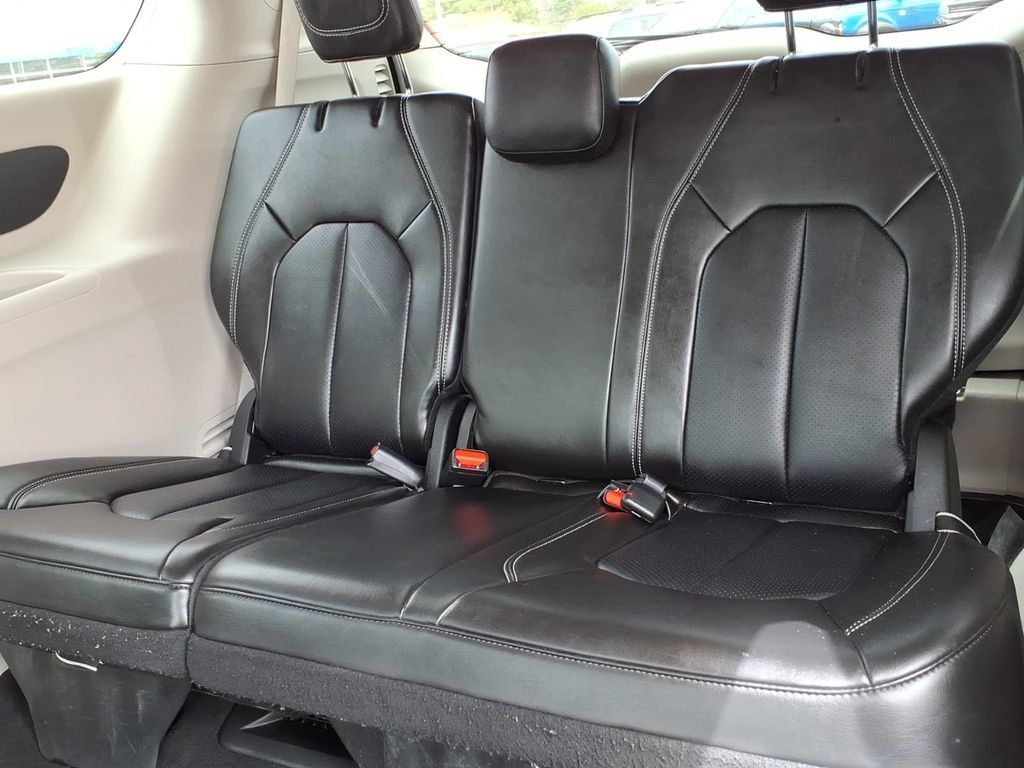 Used 2024 Chrysler Pacifica Touring-L FWD image 14