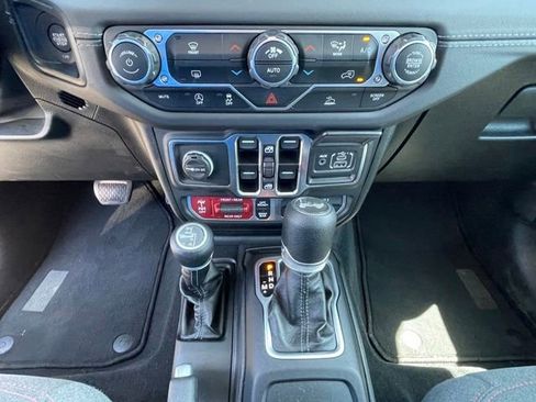 Used 2025 Jeep Wrangler Unlimited Rubicon AWD/4WD image 26
