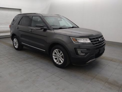 Used 2017 Ford Explorer XLT image 11