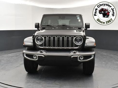 Used 2024 Jeep Wrangler Unlimited Sahara w/ Technology Group AWD/4WD image 2
