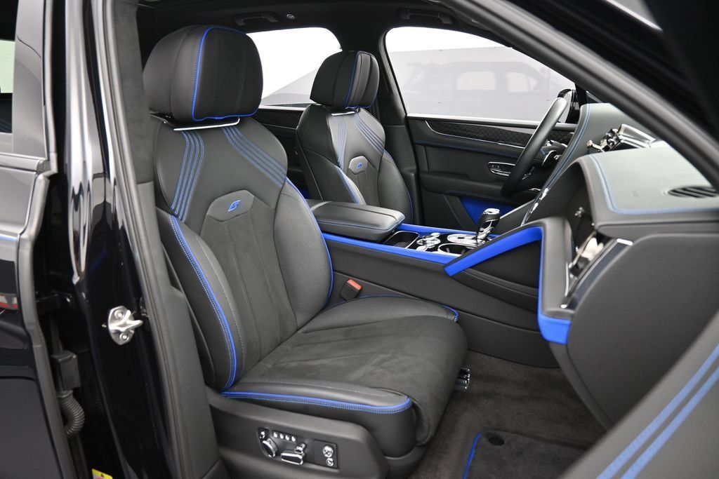 Certified 2025 Bentley Bentayga AWD/4WD image 32