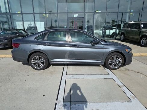 Used 2024 Volkswagen Jetta SE FWD image 3