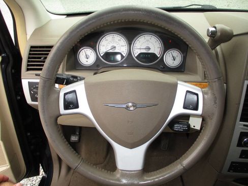 Used 2008 Chrysler Town & Country Limited w/ Entertainment Group #3 FWD image 16