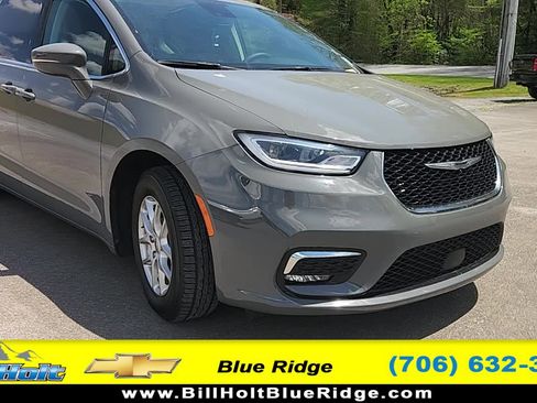 Used 2022 Chrysler Pacifica Touring-L FWD image 1