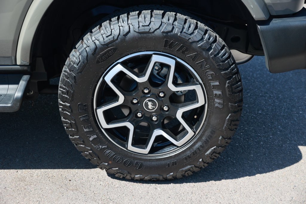 Used 2025 Ford Bronco Outer Banks AWD/4WD image 13