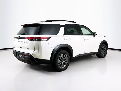 Used 2024 Nissan Pathfinder SV image 9