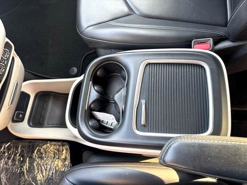 Used 2023 Chrysler Pacifica Touring-L image 15