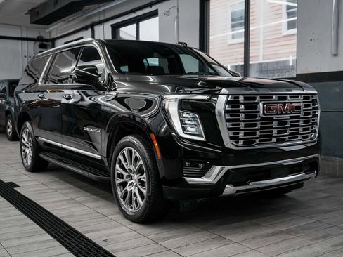 Used 2025 GMC Yukon XL Denali image 3