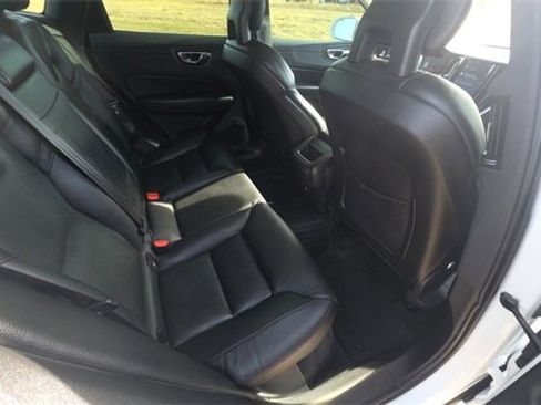Used 2018 Volvo XC60 T6 Momentum w/ Advanced Package image 28