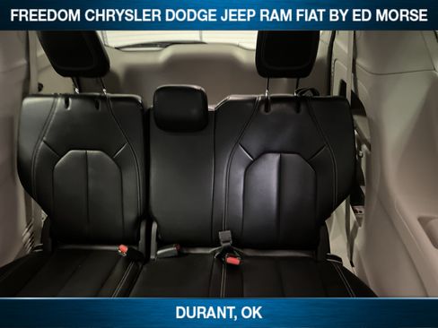 Used 2023 Chrysler Pacifica Touring-L FWD image 9