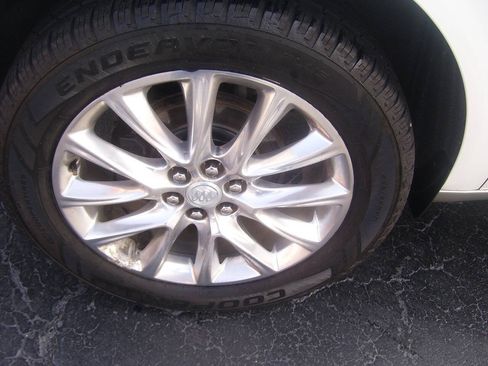 Used 2018 Buick Enclave Premium FWD image 3