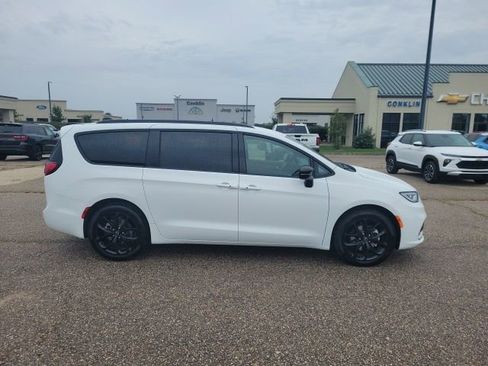 New 2026 Chrysler Pacifica Select w/ S Appearance Package image 22