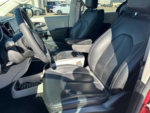Used 2023 Chrysler Pacifica Touring-L FWD image 18