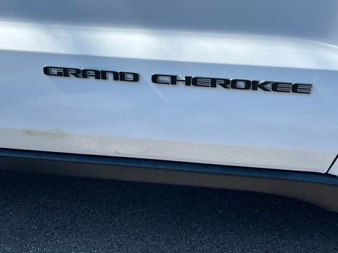 Used 2019 Jeep Grand Cherokee Laredo AWD/4WD image 28