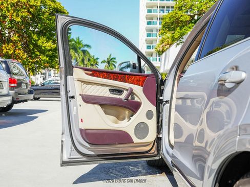 Used 2017 Bentley Bentayga image 35