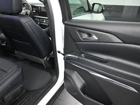 Used 2026 Chevrolet Traverse LT FWD image 23